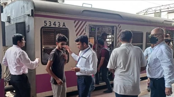 मुंबई- पश्चिम रेलवे और मध्य रेलवे बिना टिकट यात्रा करने वालों पर अधिक जुर्माना लगाएगी